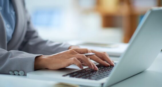 L’intelligenza artificiale potrebbe leggere e rispondere alle email al posto nostro: la sfida di Google