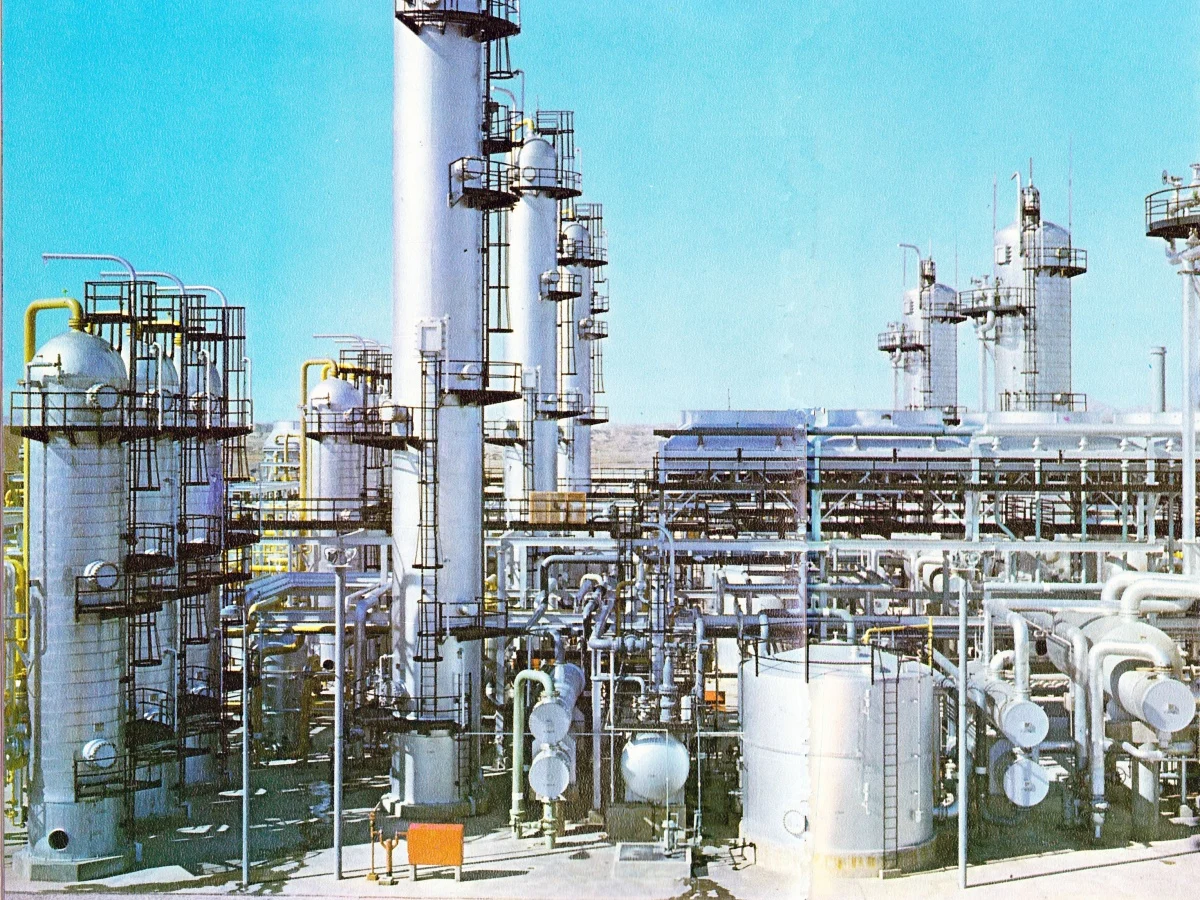 Raffineria di petrolio (fonte Wikipedia)