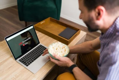 Streaming Community illegale, multe fino a 5 mila euro per chi guarda contenuti pirata, cosa rischiano i “furbetti”