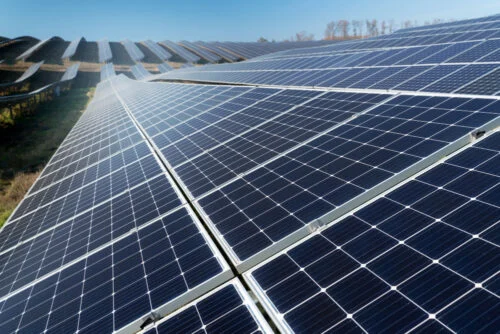 Incentivi per fotovoltaico e minieolico nelle PMI, 320 milioni a disposizione dal PNRR: i beneficiari ammessi