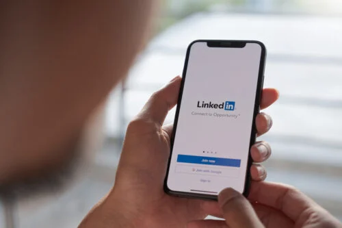I dati personali dei professionisti su LinkedIn usati per addestrare l’IA, ecco come negare il consenso
