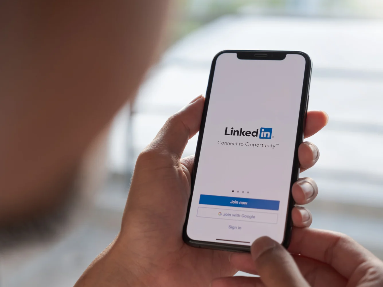 Su LinkedIn i dati dei professionisti usati da IA