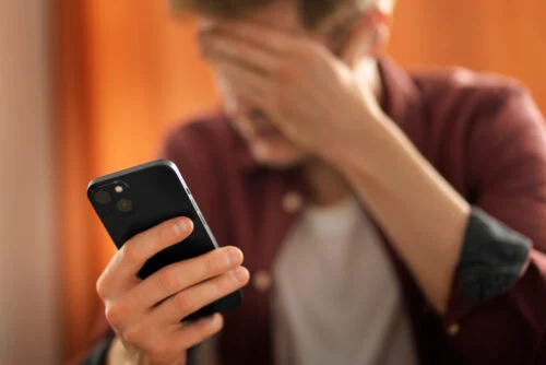 Truffa della multa dall’estero: come riconoscere la frode via sms, e-mail o posta