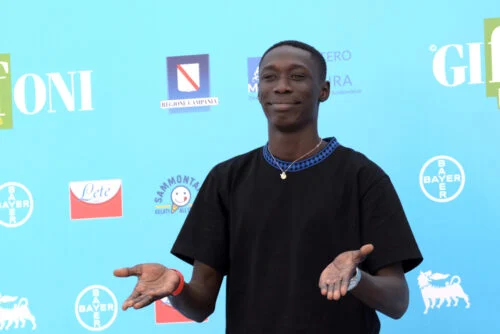 L’influencer Khaby Lame cede la sua società per 975 milioni: creerà il suo “gemello digitale” con l’AI