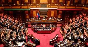 Meloni in Parlamento presenta il piano contro il caro prezzi che poterà al Consiglio europeo