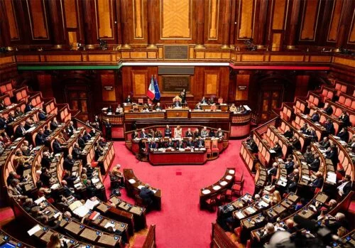 Meloni in Parlamento presenta il piano contro il caro prezzi che poterà al Consiglio europeo