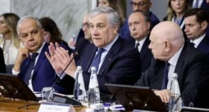 Blocco stretto di Hormuz: rischi e risposta Italia