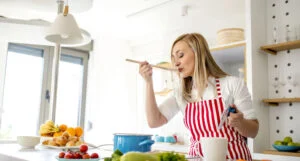 Il settore sta entrando in una fase di maggiore strutturazione. Un passaggio significativo è rappresentato dall’IAD Camp, l’evento nazionale organizzato dall’Associazione IAD Italia, giunto alla sua terza edizione. Tra le novità più rilevanti emergono due strumenti destinati a incidere sul futuro del comparto: un Codice Etico condiviso e il progetto di un Albo nazionale delle Imprese Alimentari Domestiche. L’obiettivo è duplice: da un lato rafforzare la credibilità del settore, dall’altro creare una distinzione chiara tra chi opera nel rispetto delle regole e chi invece lavora in modo informale. Il Codice Etico introduce un impegno formale per le imprese aderenti, che si vincolano non solo al rispetto degli obblighi normativi — dalla sicurezza alimentare agli adempimenti fiscali — ma anche a standard condivisi di trasparenza e correttezza nei confronti dei clienti. L’Albo, accessibile pubblicamente, rappresenta invece uno strumento di riconoscibilità. Permetterà ai consumatori di identificare con maggiore facilità le attività che operano in regola, offrendo una garanzia sulla tracciabilità dei prodotti, sulla gestione degli allergeni e sul rispetto delle norme igienico-sanitarie. Ma il valore è anche interno al settore. Per chi lavora correttamente, l’iscrizione all’Albo diventa una forma di tutela e legittimazione, soprattutto in un contesto in cui il lavoro irregolare resta diffuso, in particolare sui canali informali e sui social. In questa direzione, l’iniziativa punta anche a rafforzare il dialogo con le istituzioni, offrendo un interlocutore più strutturato e riconoscibile. Un passaggio necessario per accompagnare la crescita di un modello che, pur essendo già regolamentato, sta ancora cercando una piena definizione operativa sul territorio.