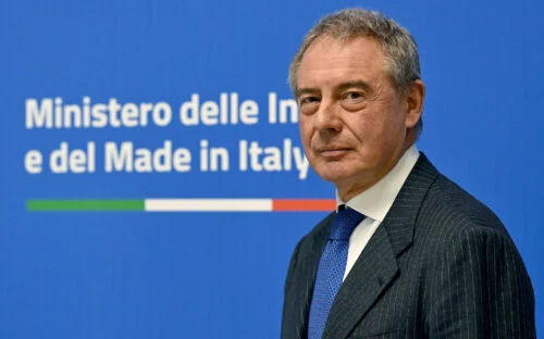 Decreto automotive, arrivano i bonus per veicoli commerciali, scooter e noleggio auto: come richiederli